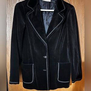 REDUCED. Women’s vintage black velvet blazer size small